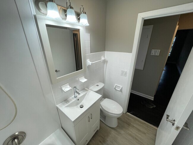 Master Bath view 3 - 1550 Oakwood Ave