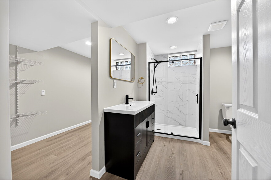 Master Bathroom (2/2) - 3200 Schaffner Dr