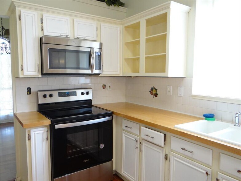Building Photo - 7810 Coastway Dr