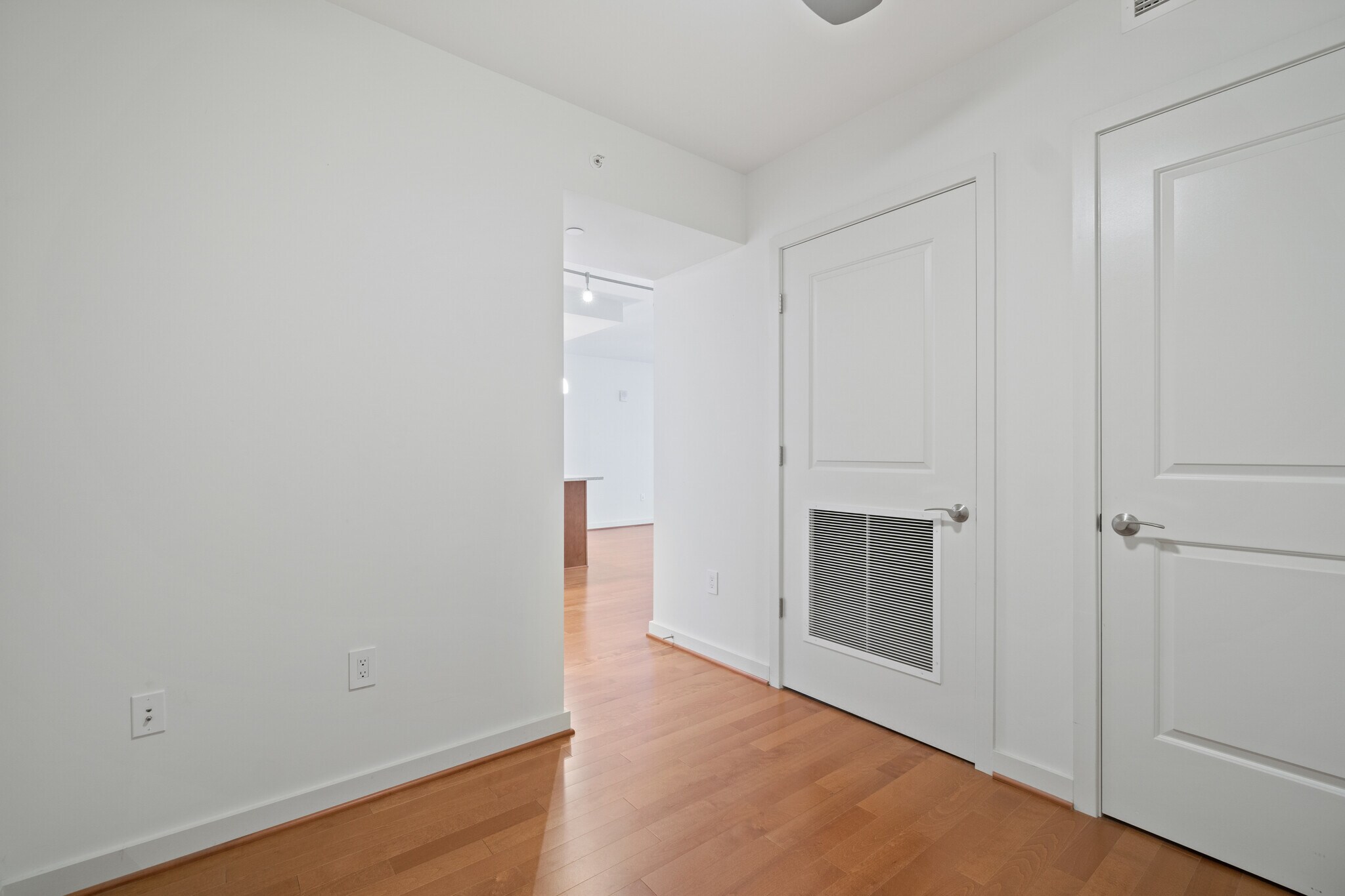 Den - no door - 1025 1st St SE