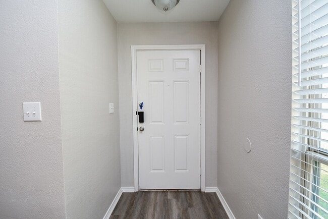 Building Photo - 946 Oak Falls Dr