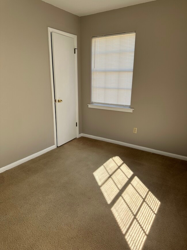 Building Photo - 2211 Shannondoah Dr