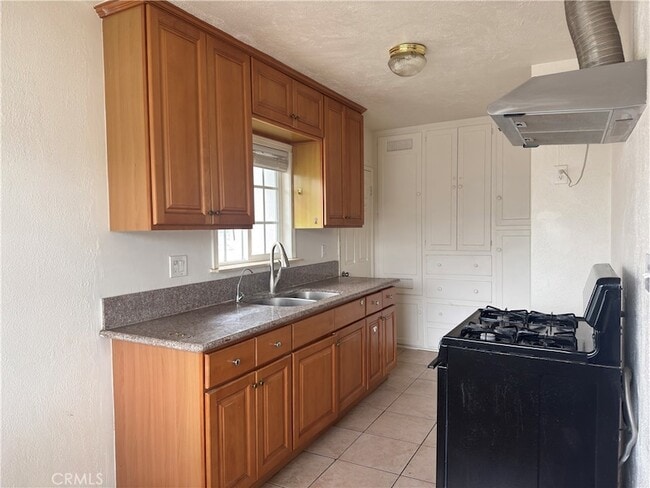 Building Photo - 615 S Almansor St