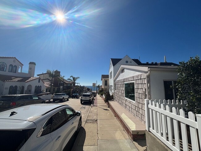 Building Photo - Fully Renovated 2bd/1ba! Just a block from...