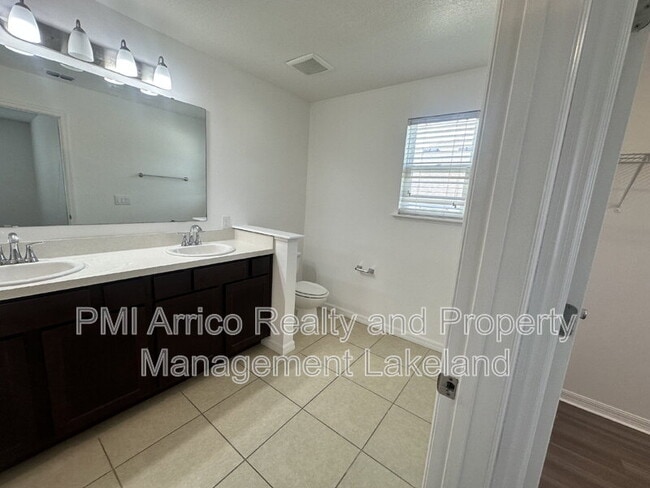 Building Photo - 3848 Exeter Ln