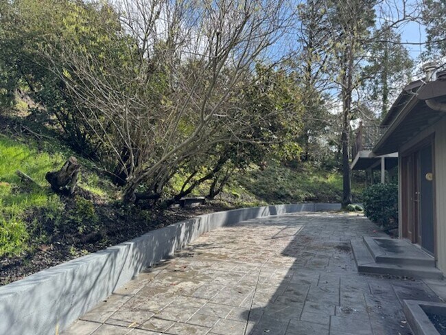 Building Photo - Wonderful 2 story home in Orinda