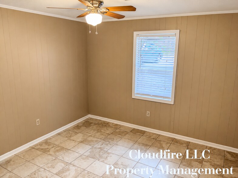 Building Photo - 222 James Cir