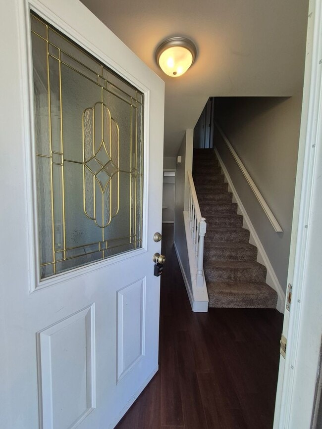 Building Photo - Large 2 story home!!
