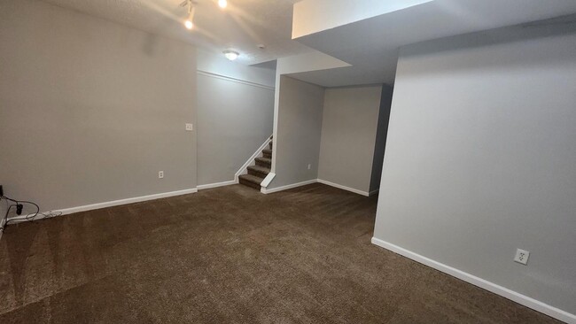 Building Photo - "Spacious 3-Bedroom Townhouse with Finishe...