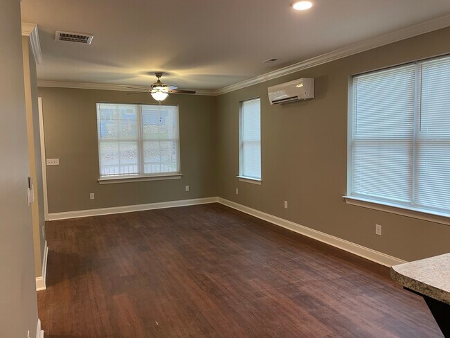 Building Photo - 704 Moore St