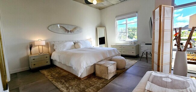 Building Photo - 365 SE 6th Ave