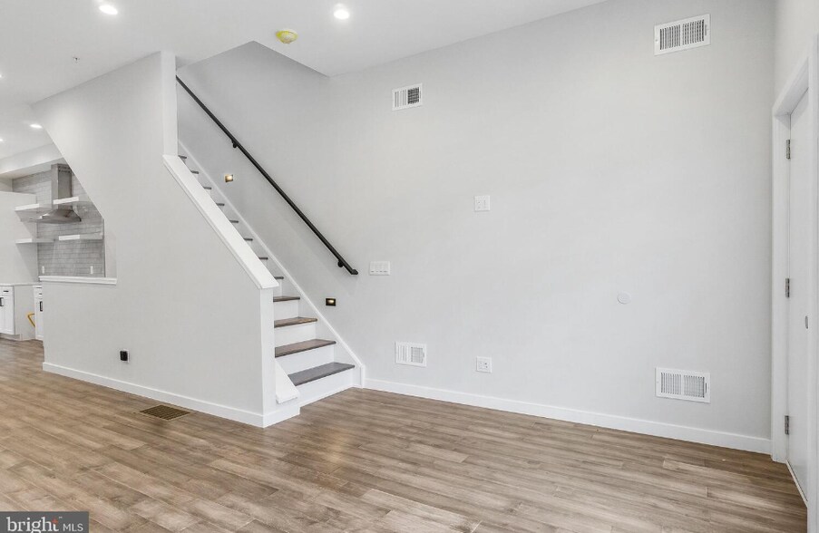 Building Photo - 1510 N Myrtlewood St