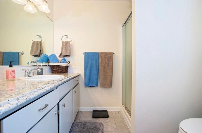Building Photo - Great 3 Bedroom, 2 bath house Available Se...