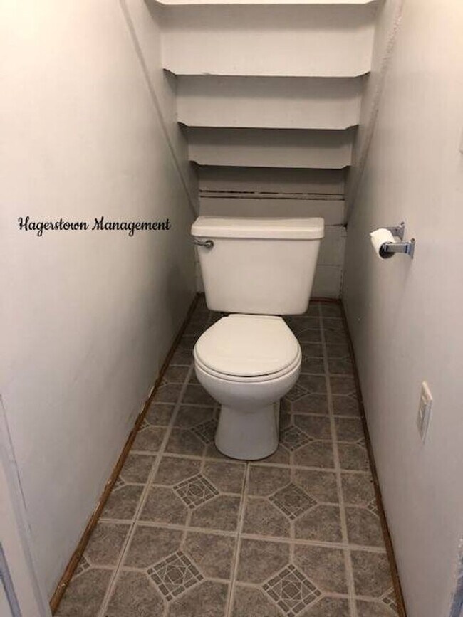 Building Photo - Newly Renovated - Off Street Parking & Fen...