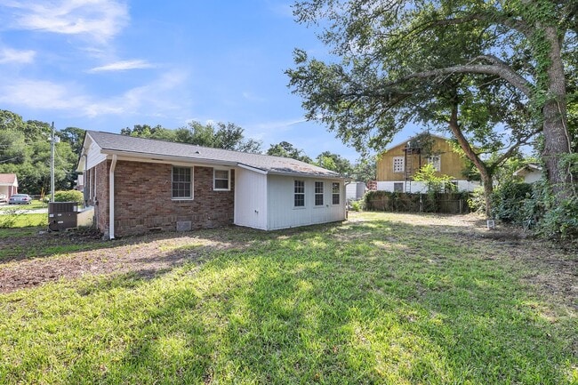 Building Photo - 2 Bed with Flex Space 1 Bath Home in Heart of West Ashley