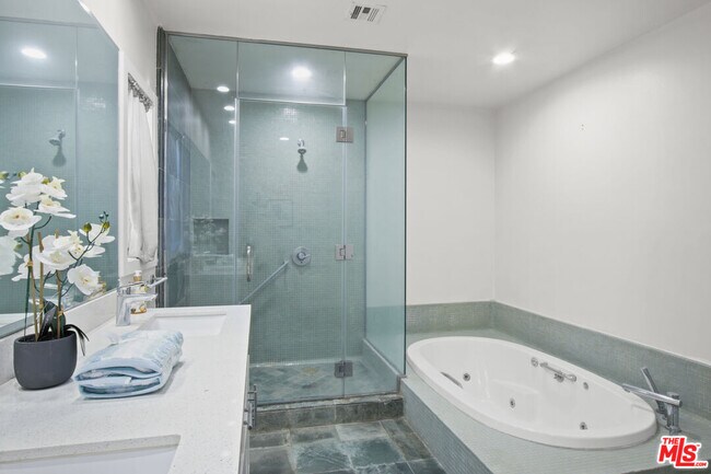 Building Photo - 9509 Cresta Dr
