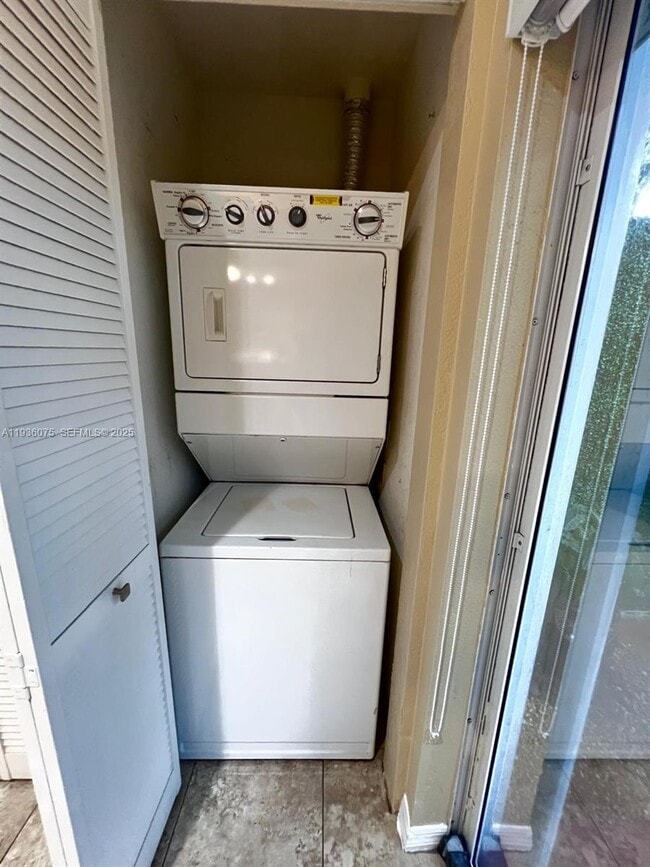 Building Photo - 2098 NE 167th St