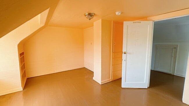 Building Photo - 4 bdrm/1 bath house with garage + large ya...