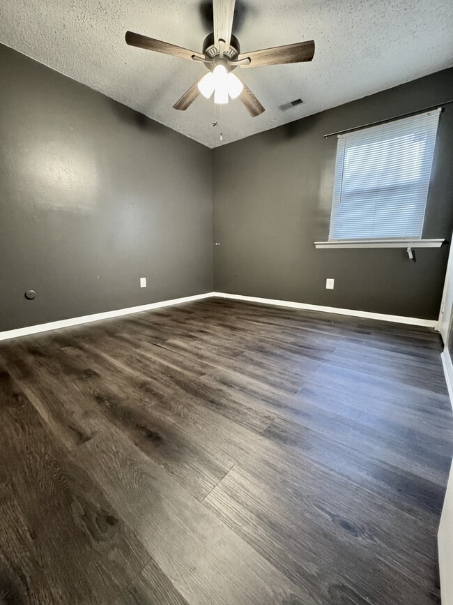 Building Photo - 1417 Goldfinch Ln