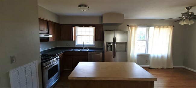 Building Photo - 4 Bedroom/ 1.5 Bath Brick Home for Rent in...
