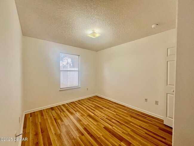 Building Photo - 11 Plainview Dr