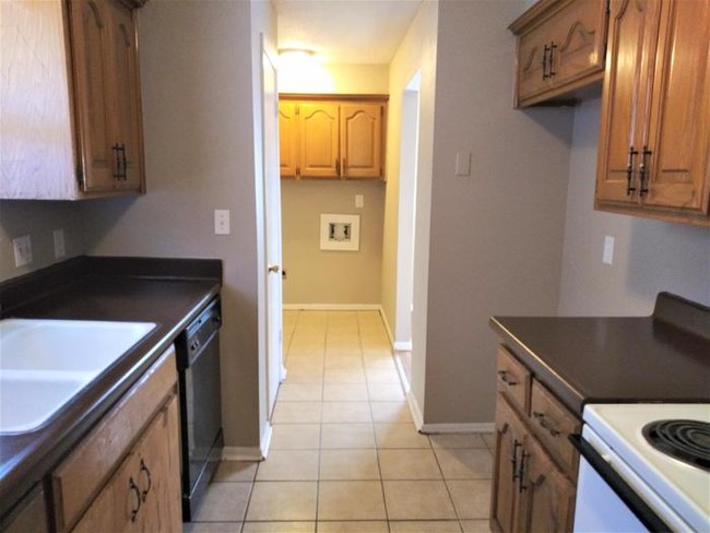 Building Photo - Lovely Duplex in Moore, OK