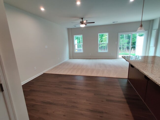 Building Photo - 3 Bedroom condo near major roadways