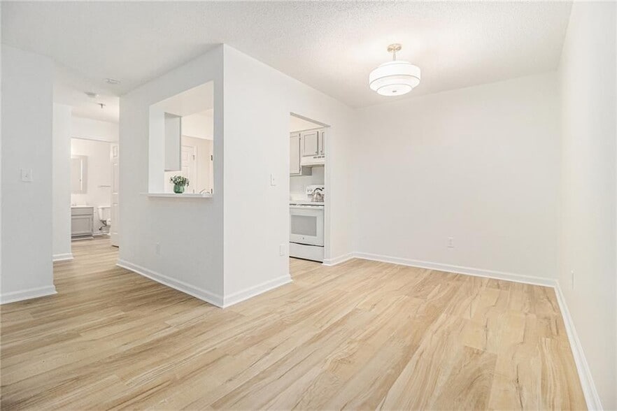 Building Photo - 300 Johnson Ferry Rd