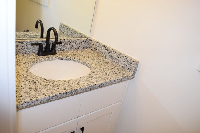Building Photo - Prime Location! 3BR Townhome with 2.5 Baths