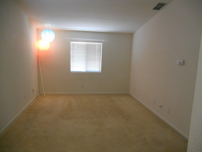 Building Photo - LARGE CORNER LOT 2 STORY 4 BED HOME IN MATHER