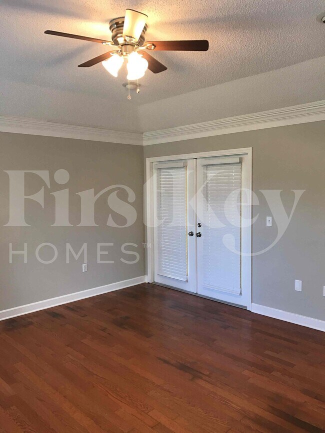 Building Photo - 2224 Palmview Cir E