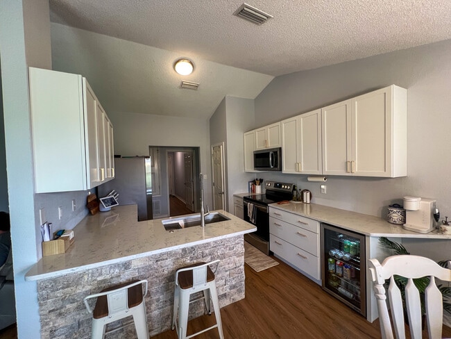 Building Photo - 445 Collinwood Loop