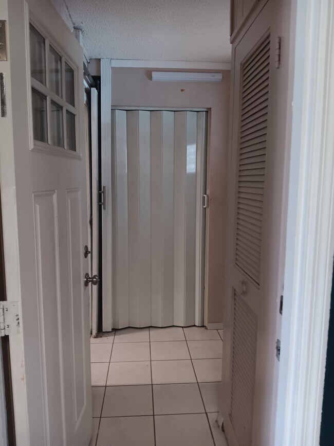 Building Photo - 2321 Irlo Dr