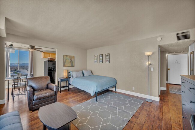 Building Photo - Fully Furnished Downtown Condo