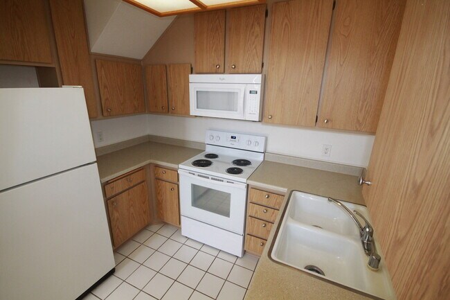 Building Photo - 1-bedroom condo with loft, top floor unit in La Jolla Colony/UTC