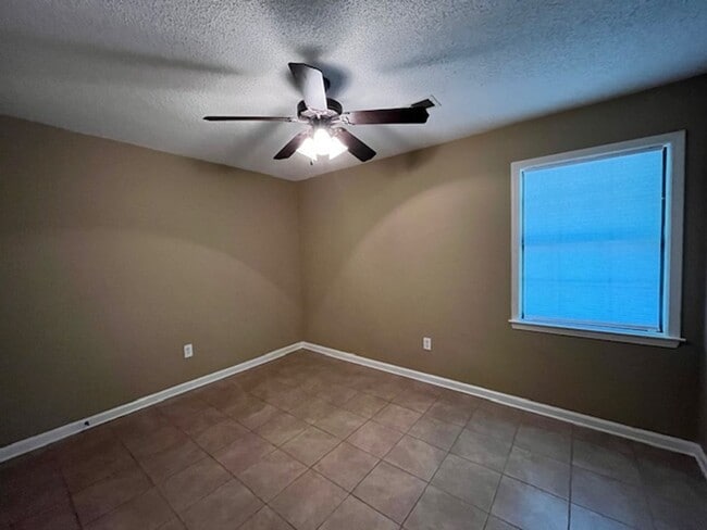 Building Photo - Renovated 3 Bedroom 1 Bath Home for Rent!