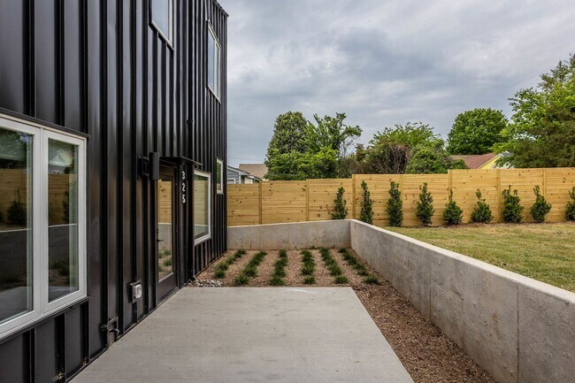 Building Photo - 323-325 S East St