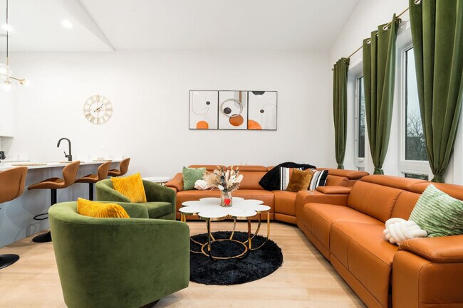 Building Photo - 3723 S Giles Ave