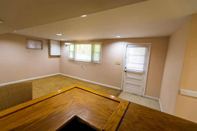 Building Photo - 5501 Auth Rd