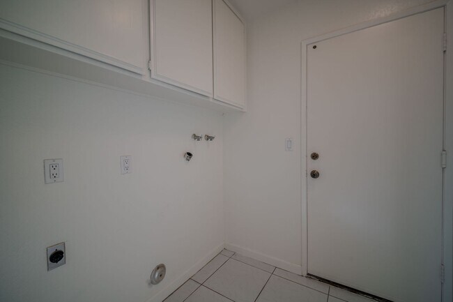 Building Photo - Fountain Valley Family home
