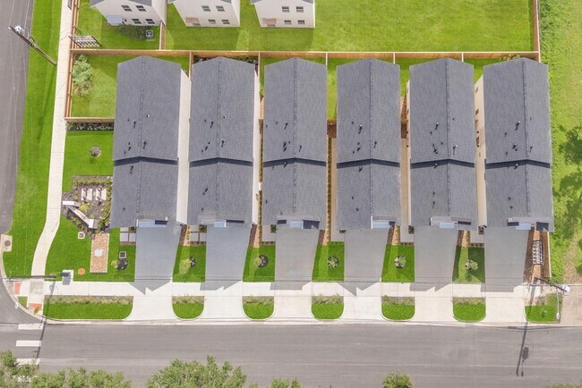 Building Photo - 879 Rachel St