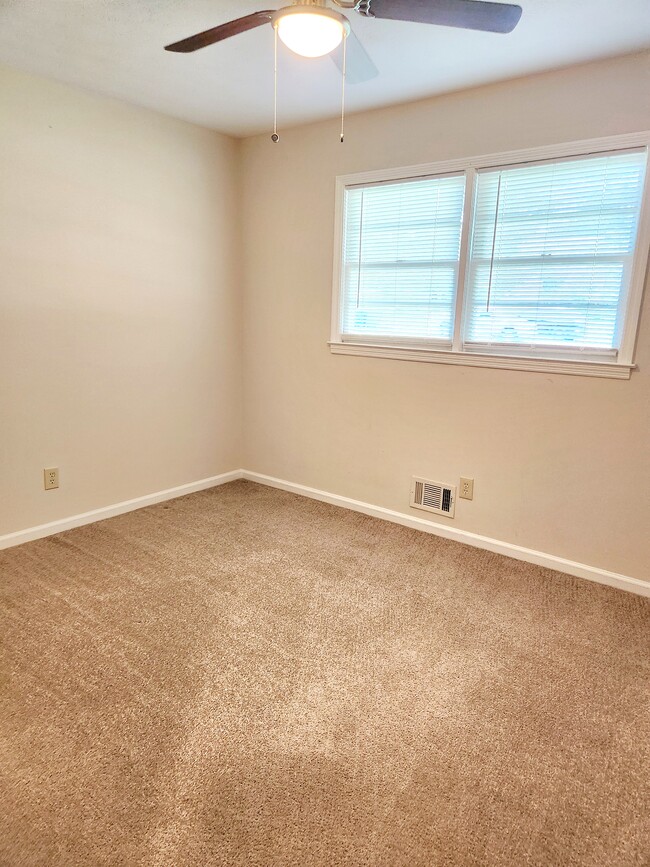 Building Photo - 1482 Wesley Dr