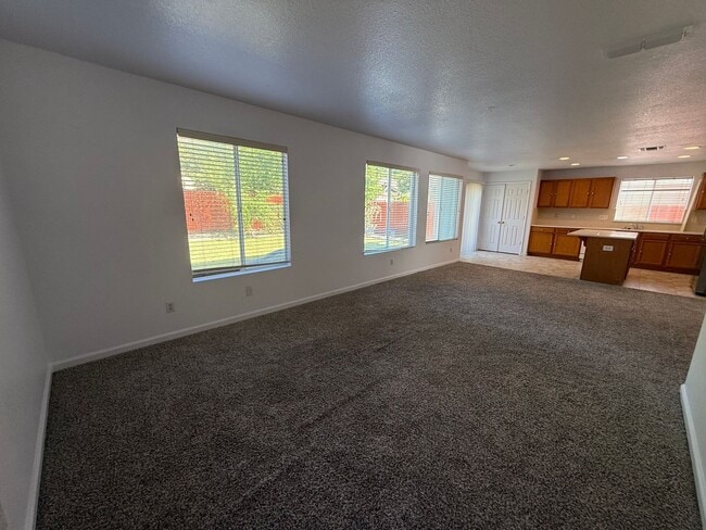 Building Photo - Beautiful Large 4 Bedroom 2.5 Bath Home