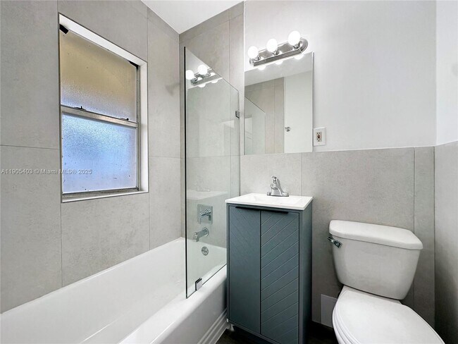 Building Photo - 1920 Biarritz Dr