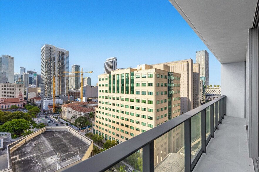 Building Photo - 501 NE 1st Ave
