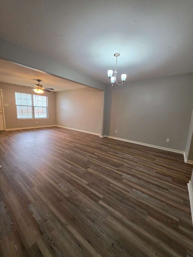 Building Photo - Updated 3/2 Duplex Near Shopping in San Antonio