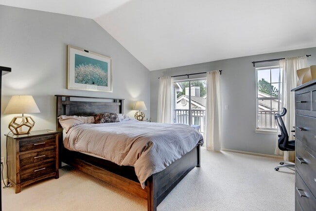 Building Photo - Beautiful luxury townhome style condominiu...
