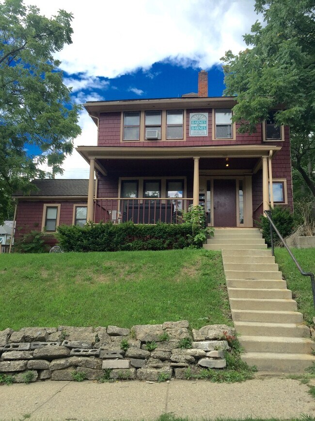 Building Photo - 207 Maple St