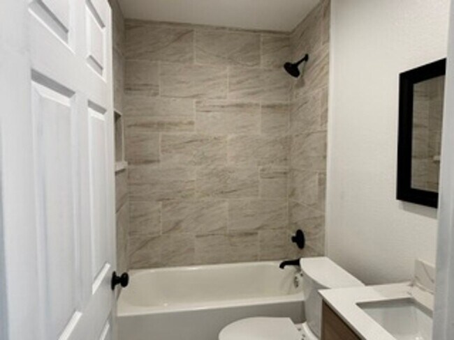 Building Photo - 23578 Lakeview Dr