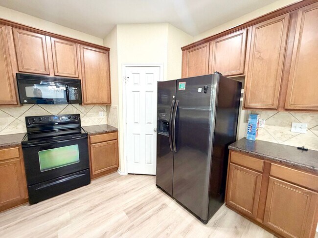 Building Photo - 6404 Mundo Dr